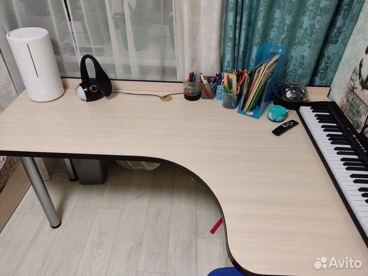 Угловой письменный стол с тумбой