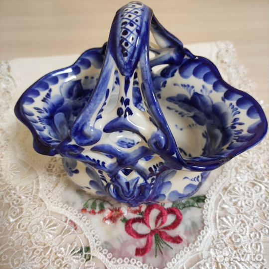 Гжель. Фигурки, салат., вазочки, ложки, пепельн