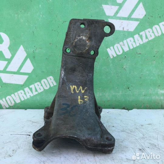 Кронштейн двигателя правый Фольксваген Пассат Б3
