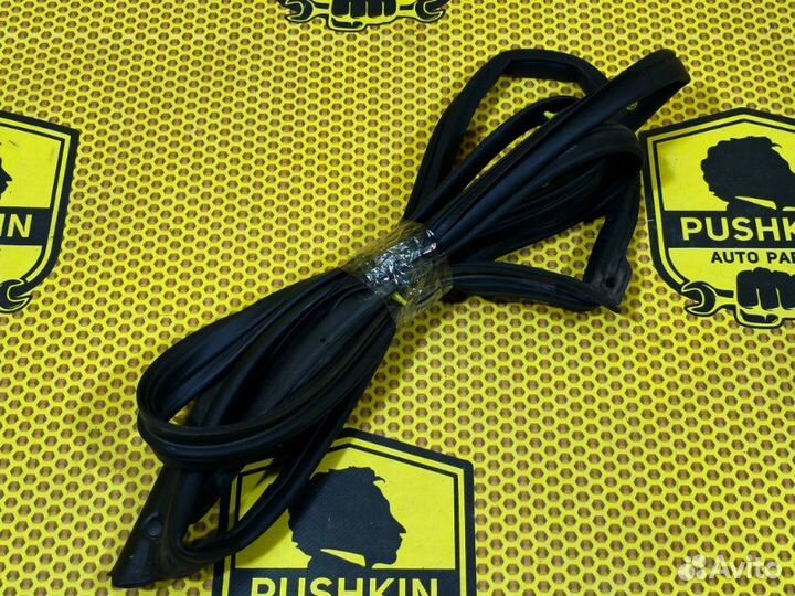 Уплотнитель на дверь передний правый Renault