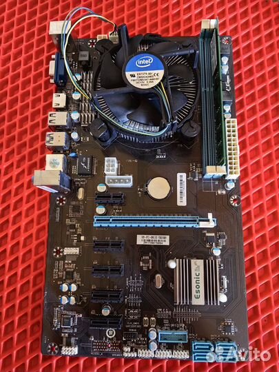 Материнская плата с процессором и памятью