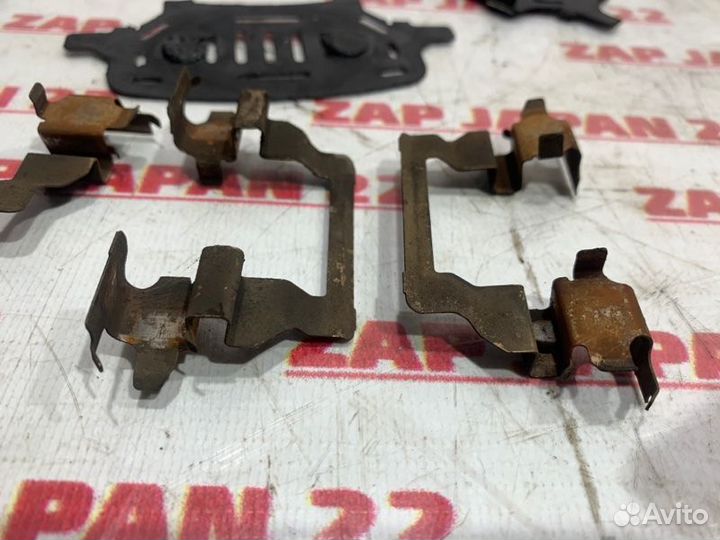 Зажим тормозных колодок передний Toyota Harrier