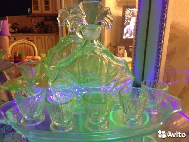 Штоф и рюмки урановое и зеленое стекло