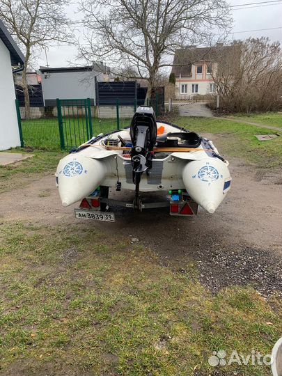 Лодка с мотором и прицепом