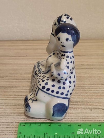 Статуэтка. На лавочке. Парочка. Гжель