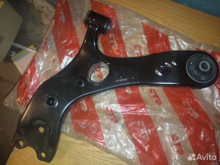 Левый рычаг toyota corolla