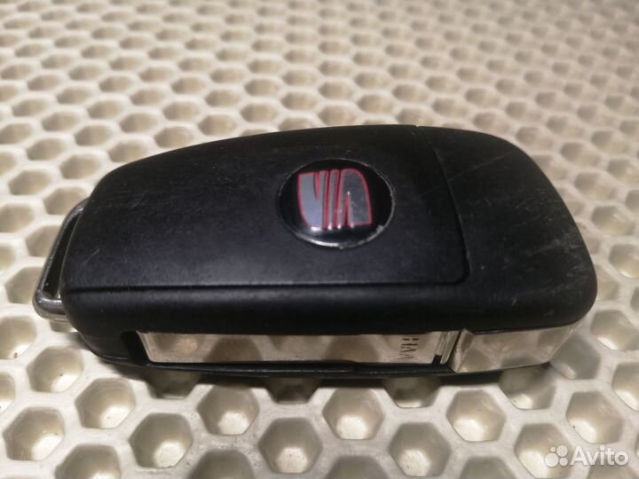 3R0 837 220 Seat Exeo 2008-2013 выкидной чип ключ