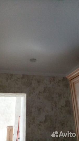 Слив воды с натяжного потолка