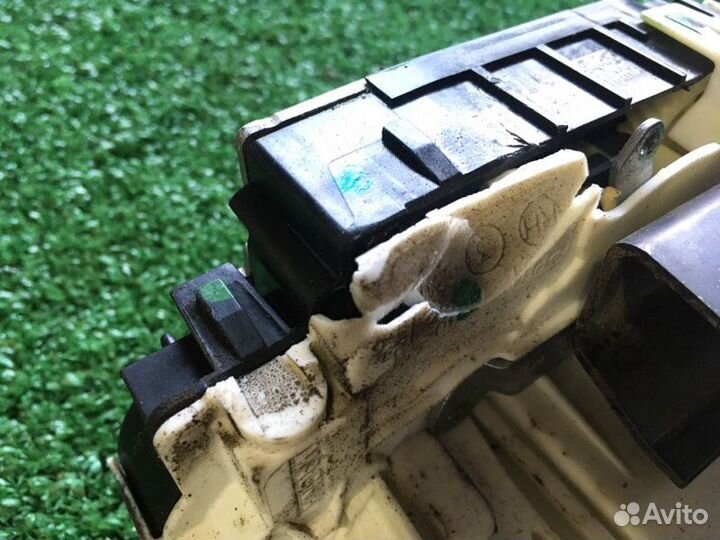 Замок двери передний правый Mercedes-Benz B-Class