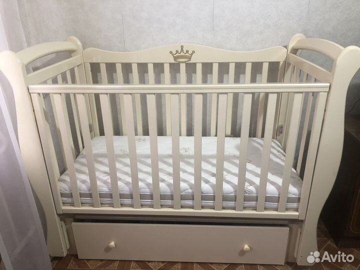Детская кроватка с универсальным маятником