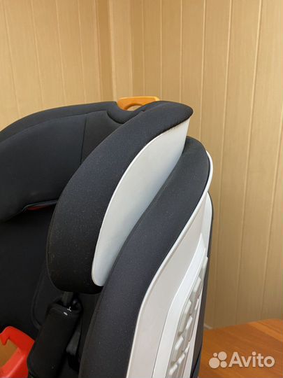 Надежное современное автокресло Chicco isofix