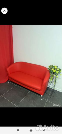 Кожаный диван красный