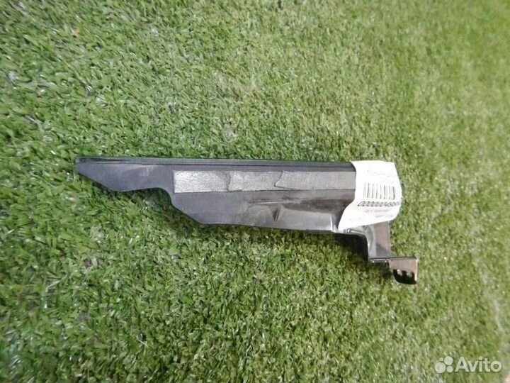 Кронштейн накладки крышки багажника правый Lexus R