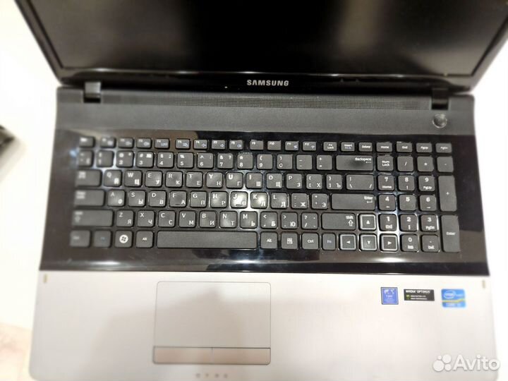 Ноутбук Samsung 17 дюймов Core i3