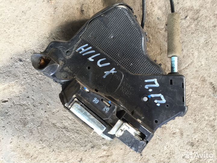 Замок двери передний правый Toyota Hilux 2005-2015