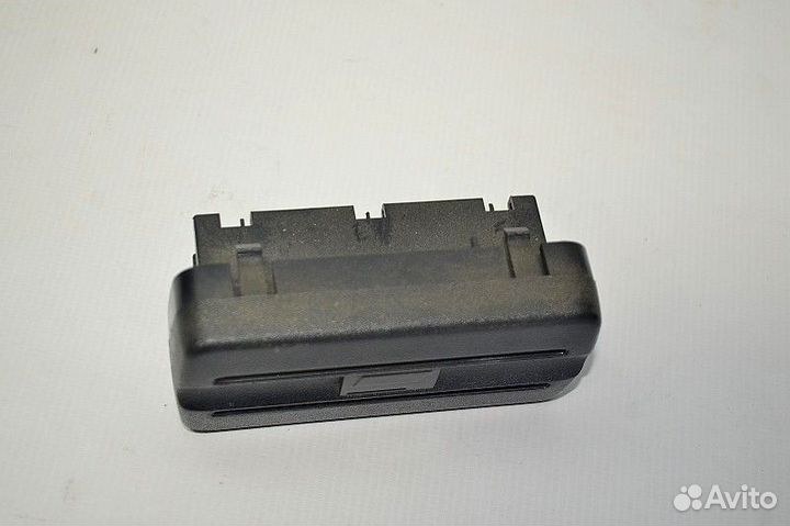 Салонная пластиковая маленькая деталь mercedes-ben