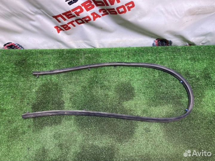 Уплотнитель решетки стеклоочистителя Mitsubishi