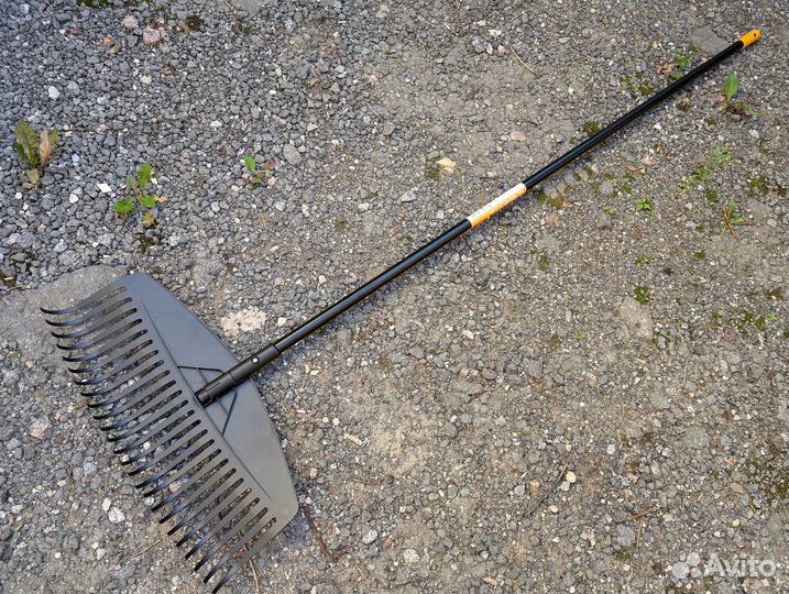 Грабли Fiskars Solid веерные 52 см с черенком