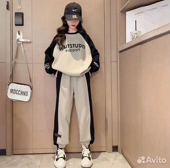 Спортивный женский костюм новый