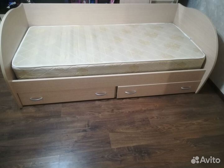Продам детскую кровать с матрасом