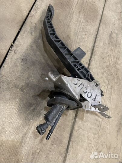 Педаль сцепления с цилиндром Ford Focus 2