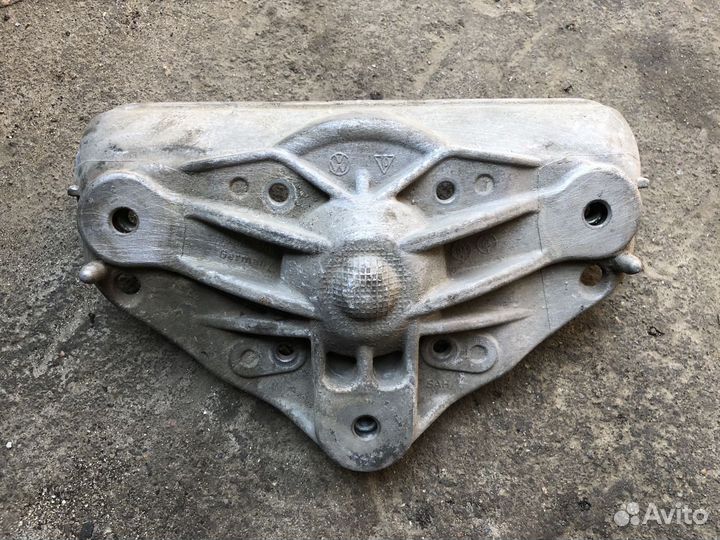 Кронштейн амортизатора Audi Q7 Touareg 7L0412391E