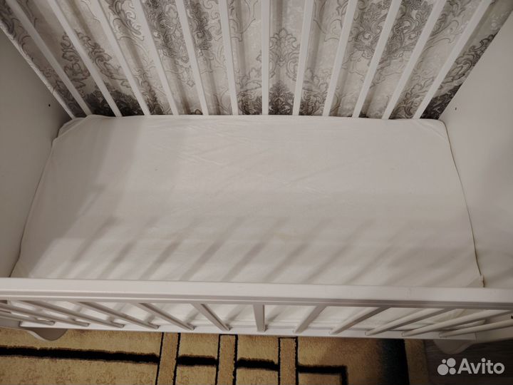 Детская кроватка с маятником и ящиком