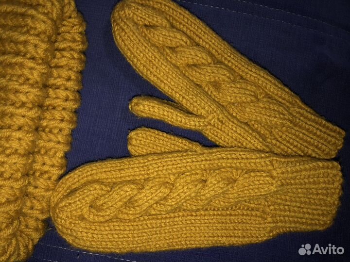 Шапка и варежки женская