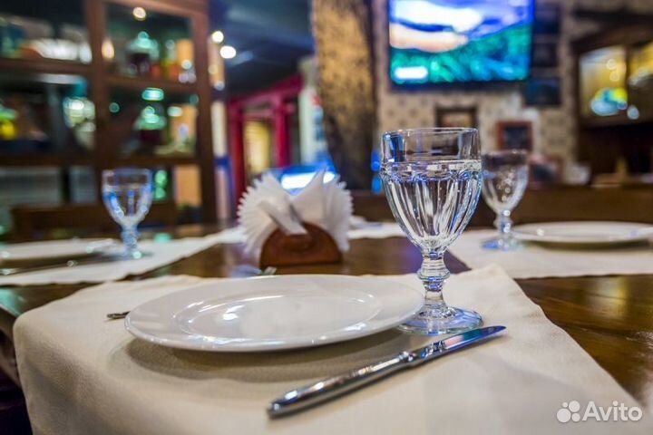 Раннер (помощник официанта)