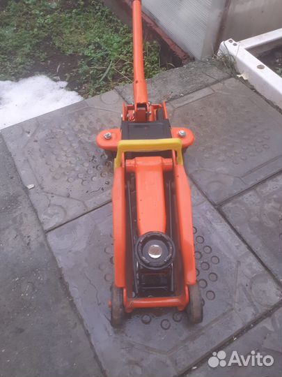 Домкрат подкатной 2.5 т