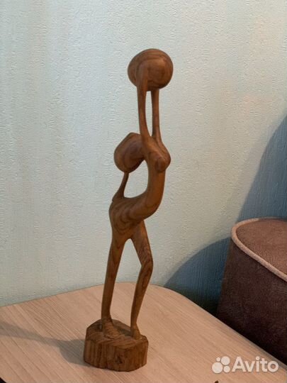 Фигурка из красного дерева