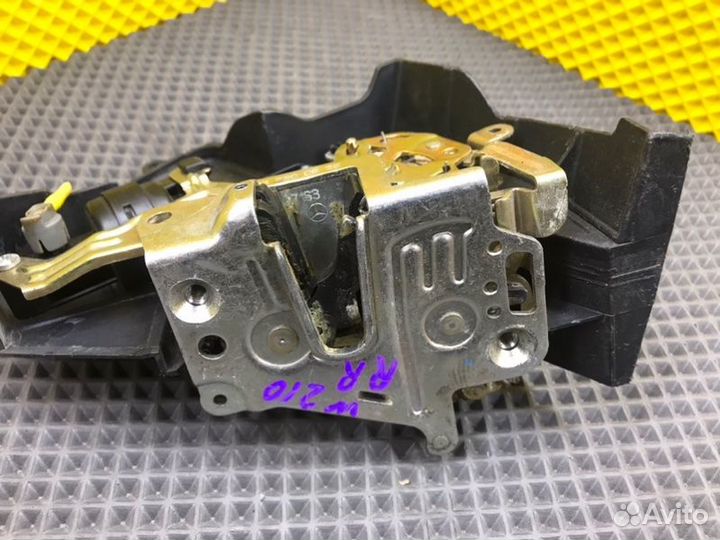 Замок двери передний правый Mercedes-Benz C-Class