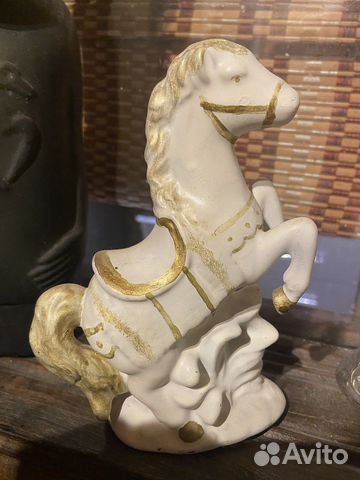 Статуэтка конь