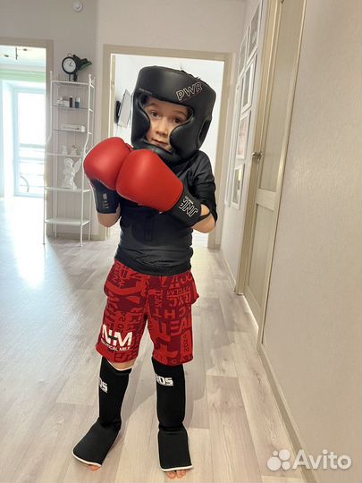 Боксерские перчатки, защита на ноги