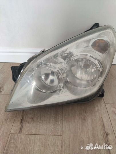 Opel Astra H фара правая