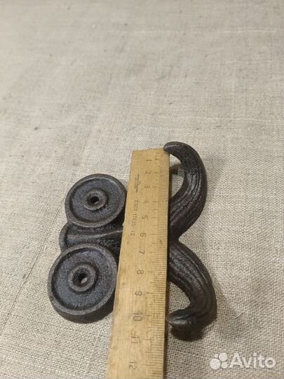 Крючок двойной интересный чугунный