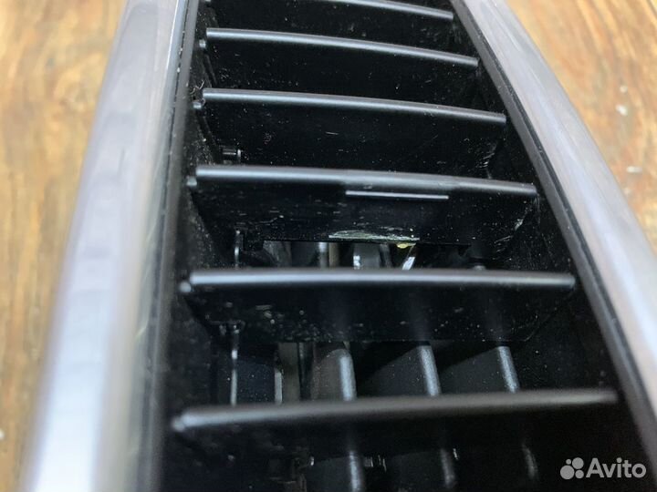 Porsche Cayenne 958 Дефлектор воздушный центр. RH