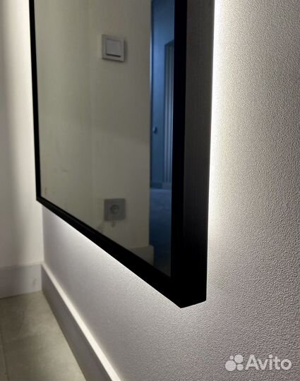 Зеркало в металлической раме