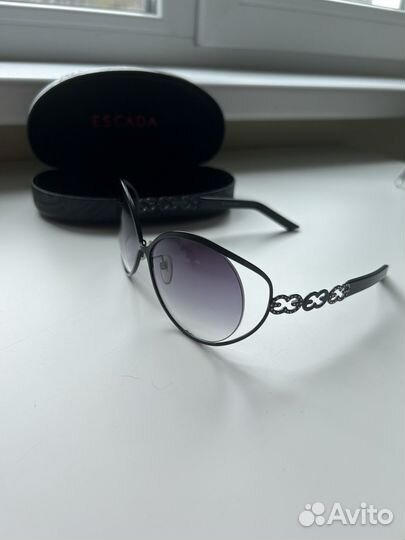 Солнцезащитные очки escada