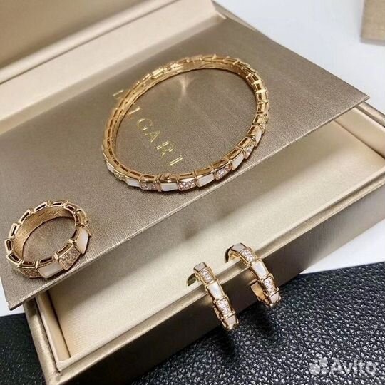 Золотое кольцо Bvlgari