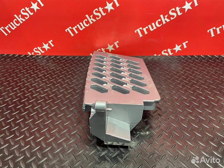 Ступенька подножки правой Volvo FH