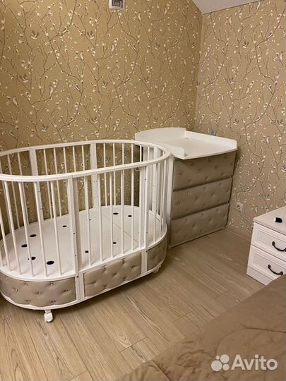 Детская кроватка с маятником