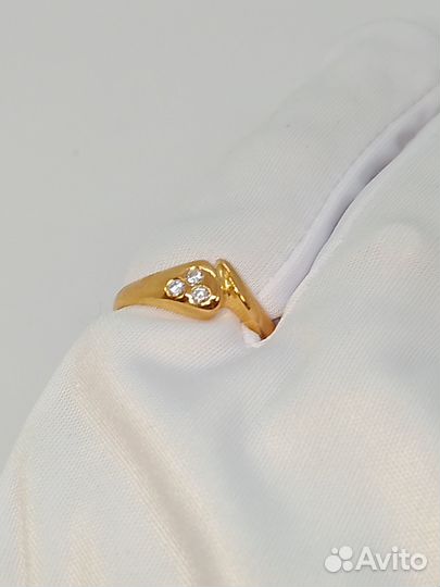 Золотое кольцо с камнем 16р