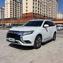 Mitsubishi Outlander 2.0 CVT, 2019, 27 200 км, с пробегом, цена 1 820 000 руб.