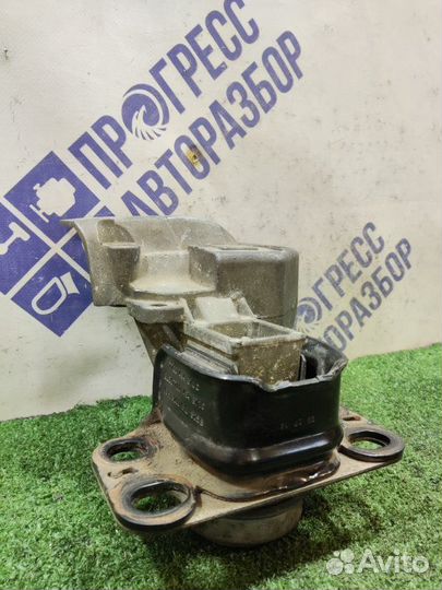 Кронштейн опоры двигателя правый Renault Symbol