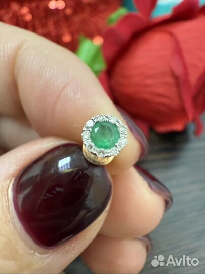 Моно пуссета из золота с изумрудом и бриллиант