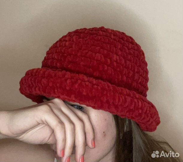 Красная вязанная шляпа