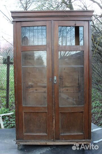 Старинный шкаф
