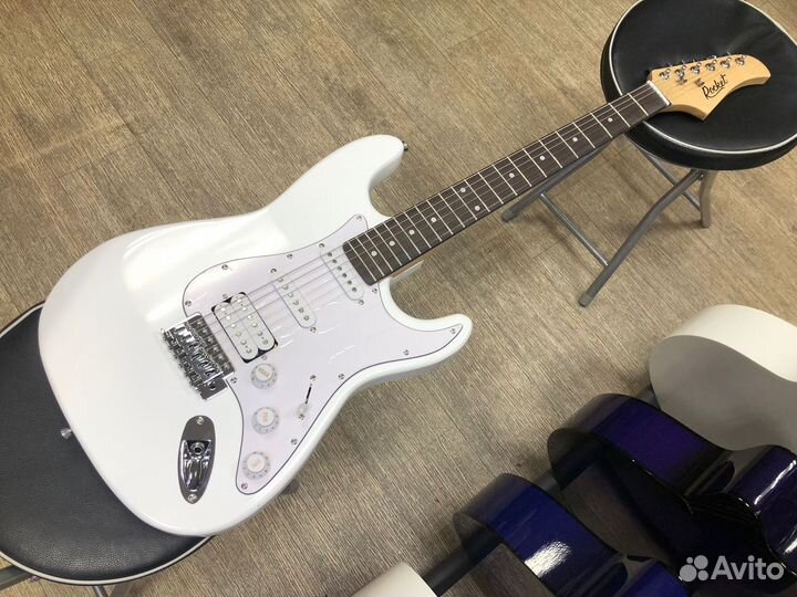 Электрогитара стратокастер белая