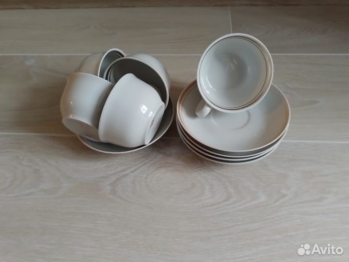 Кофейные и чайные чашки и блюдца
